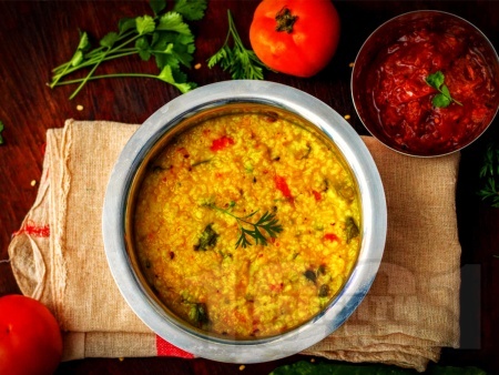 Индийско вегетарианско ястие - Кхичди с ориз, черен боб, чушки, куркума и кимион - снимка на рецептата